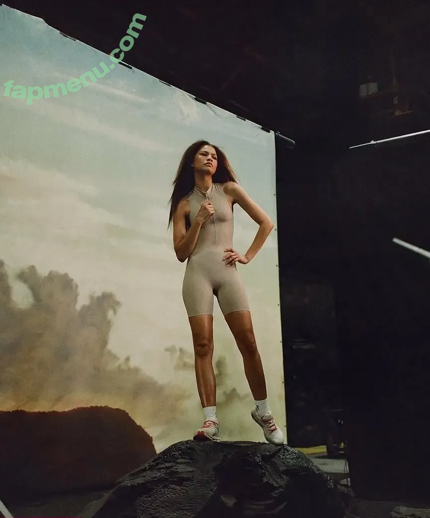 Zendaya nude photo #0104 (zayarose11)