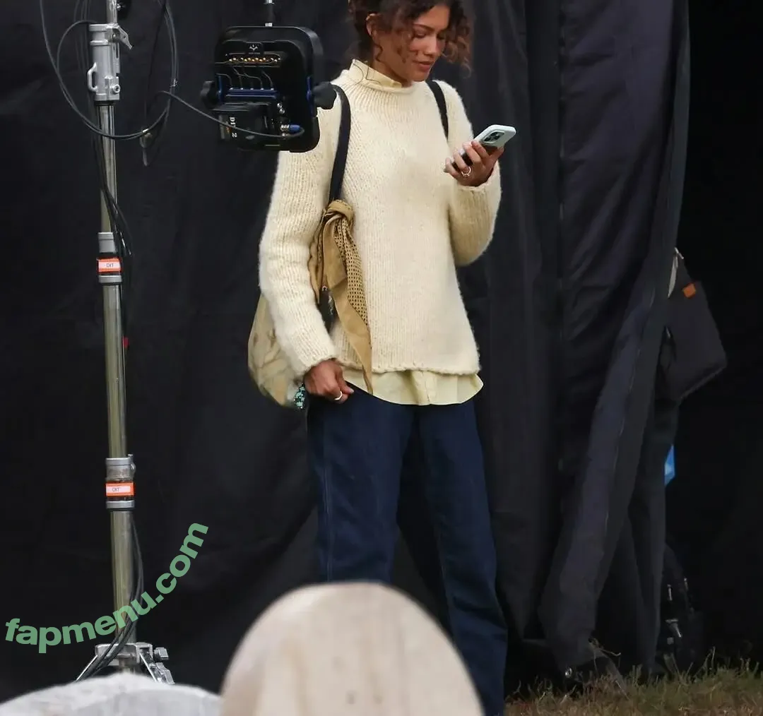 Zendaya nude photo #0110 (zayarose11)