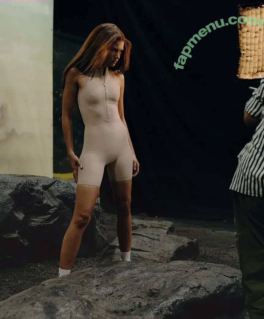 Zendaya nude photo #0118 (zayarose11)