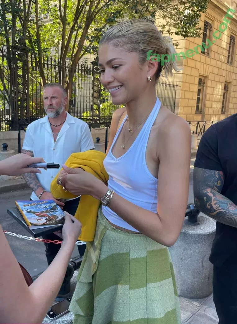 Zendaya nude photo #3109 (linda.voilet)