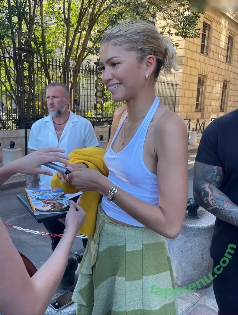 Zendaya nude photo #3136 (linda.voilet)