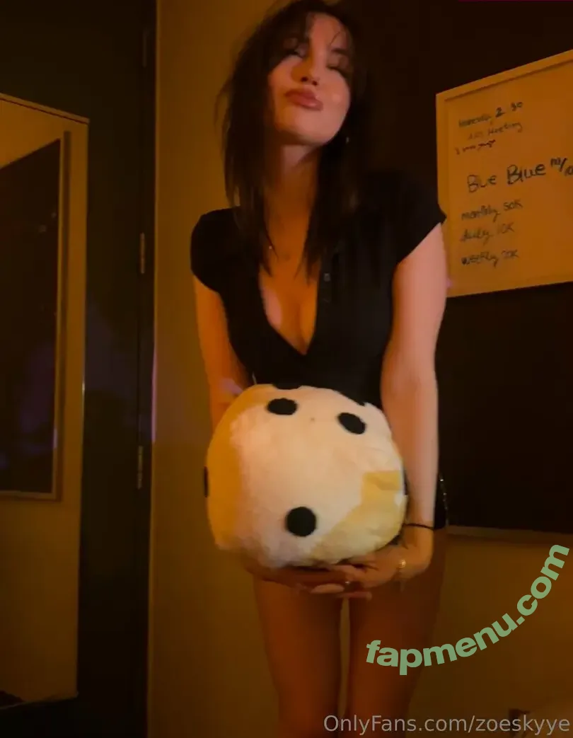 zoeskyye nude photo #0029 (zoeskye.xo)