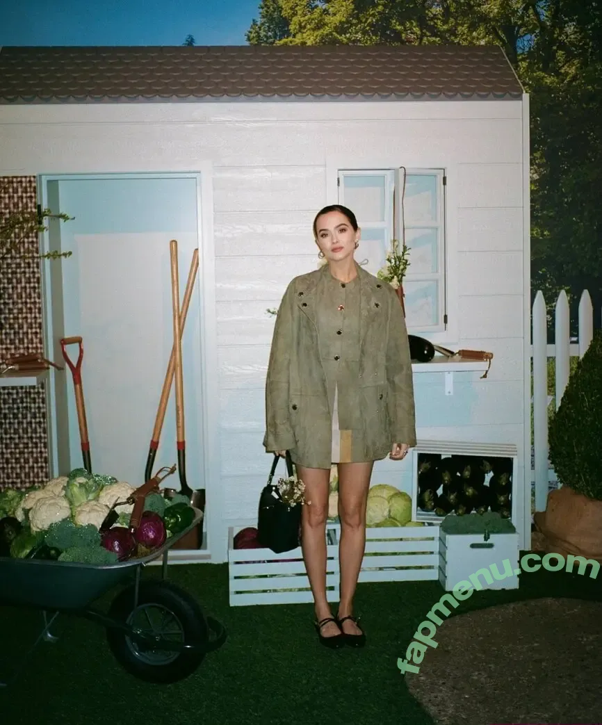 Zoey Deutch nude photo #0156 (zoeydeutch)