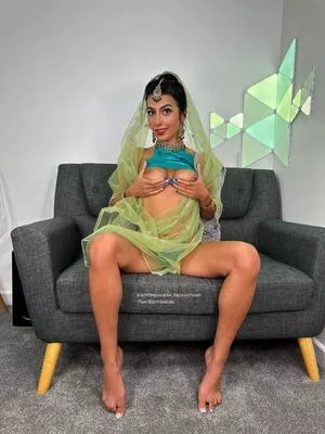 Aaliyah Yasin / _thatbritishcouple / aaliyah.yasin / thatbritishg1rl nude photo #0623
