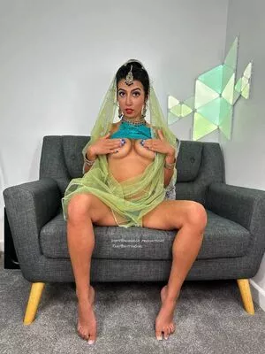 Aaliyah Yasin / _thatbritishcouple / aaliyah.yasin / thatbritishg1rl nude photo #0633