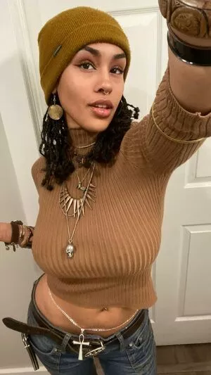 Aaliyeezy / theallierae nude photo #0201