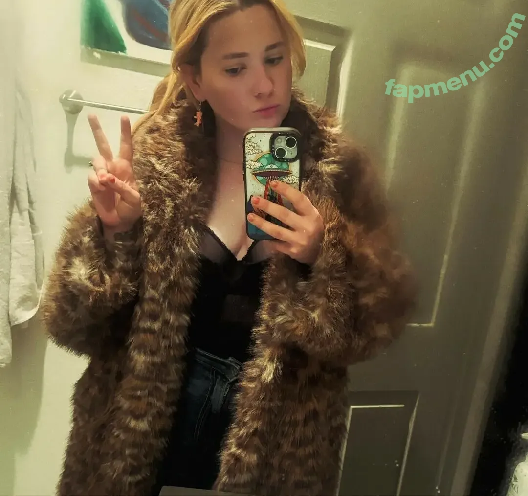 Abigail Breslin nude photo #0083 (abbienormal9 / yoabbaabba)