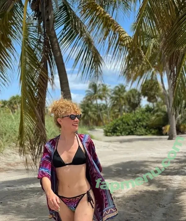 Açelya Topaloğlu nude photo #0003 (Açelya Topaloğlu)