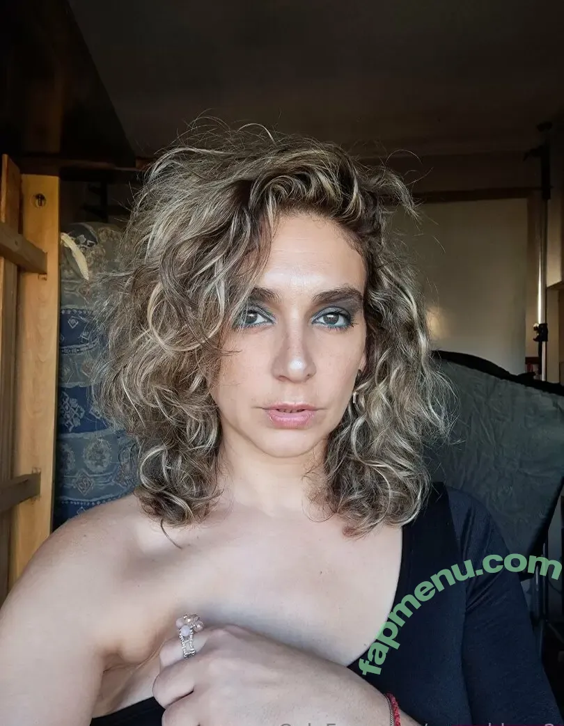agussbluee2 nude photo #0021 (agussbluee2)