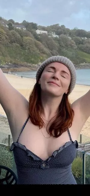 Aisling Bea / baby_aisling / weemissbea nude photo #0002