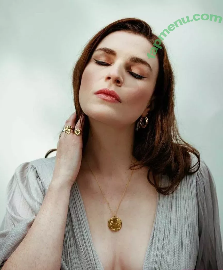 Aisling Bea nude photo #0061 (baby_aisling / weemissbea)