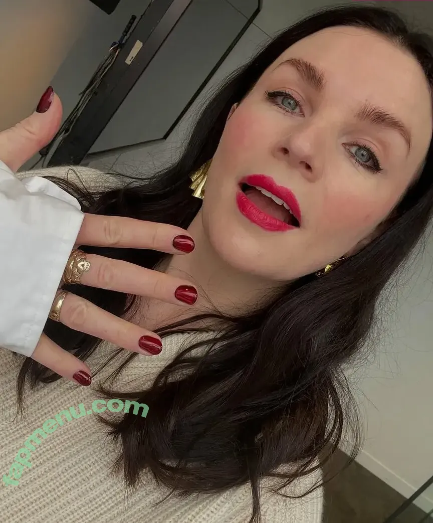 Aisling Bea nude photo #0120 (baby_aisling / weemissbea)