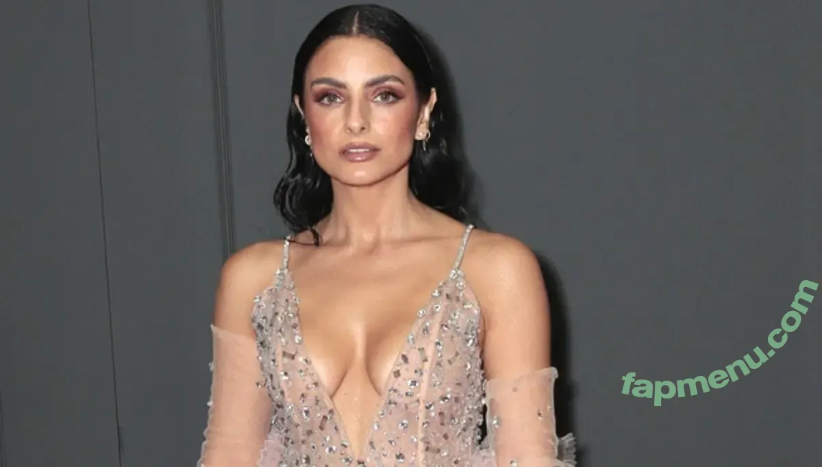 Aislinn Derbez nude photo #0016 (Aislinn Derbez)