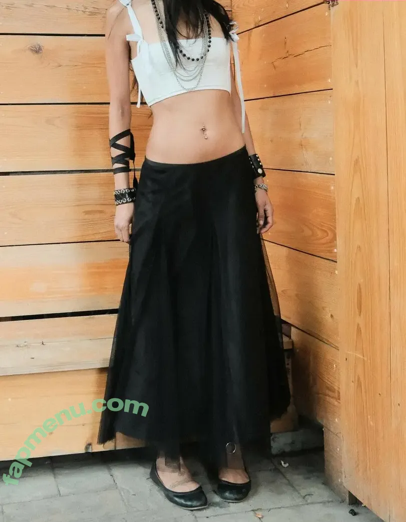Aislinn Ritchie nude photo #0093 (Glixen / aislinnritchie)