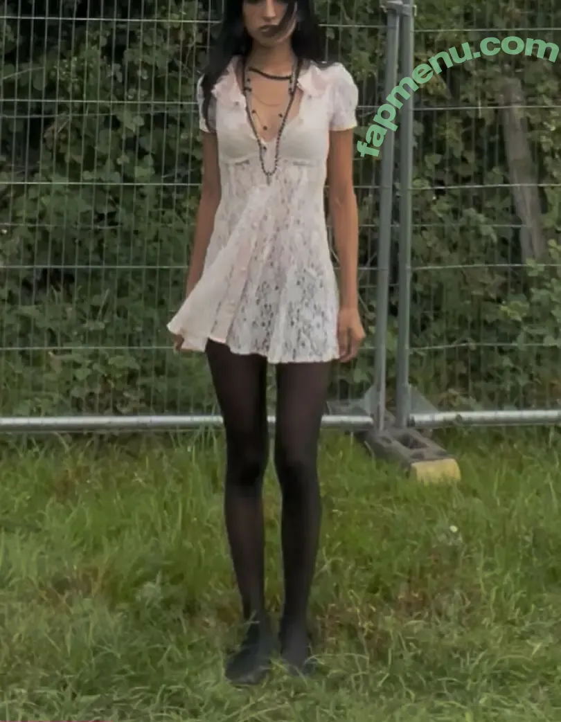 Aislinn Ritchie nude photo #0108 (Glixen / aislinnritchie)