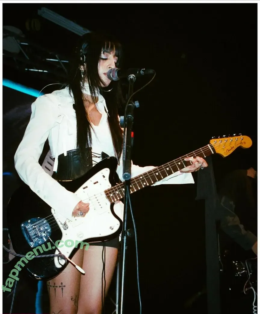 Aislinn Ritchie nude photo #0140 (Glixen / aislinnritchie)