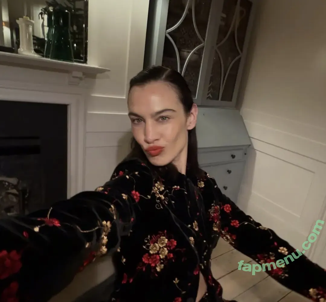 Alexa Chung nude photo #0126 (alexaachung / alexachung)