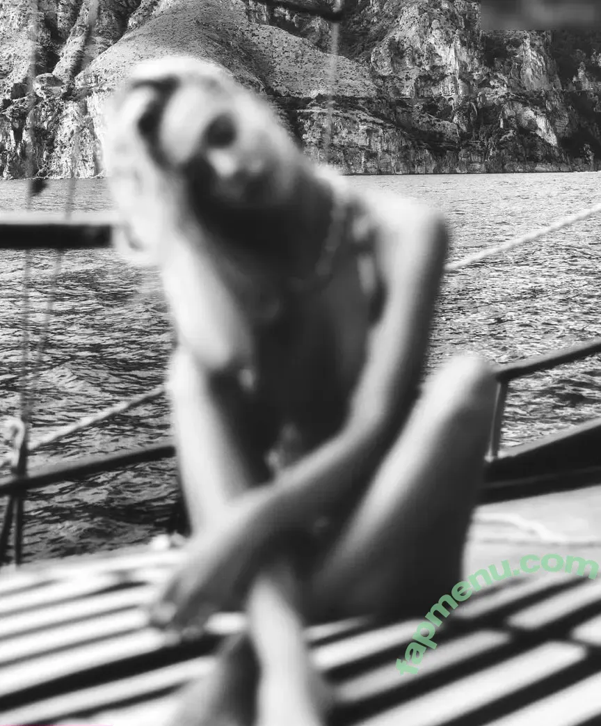 Alexis Ren nude photo #1846 (alexisren / alexisreng / alexxissren)