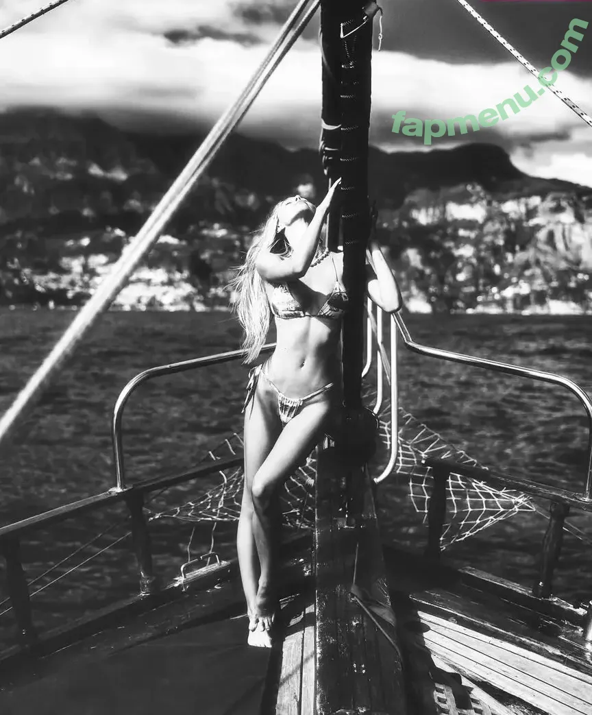 Alexis Ren nude photo #1857 (alexisren / alexisreng / alexxissren)