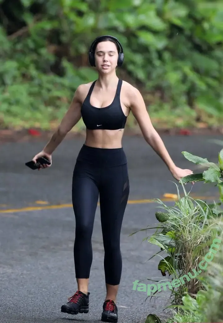 Alexis Ren nude photo #1930 (alexisren / alexisreng / alexxissren)