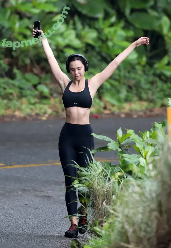 Alexis Ren nude photo #1931 (alexisren / alexisreng / alexxissren)