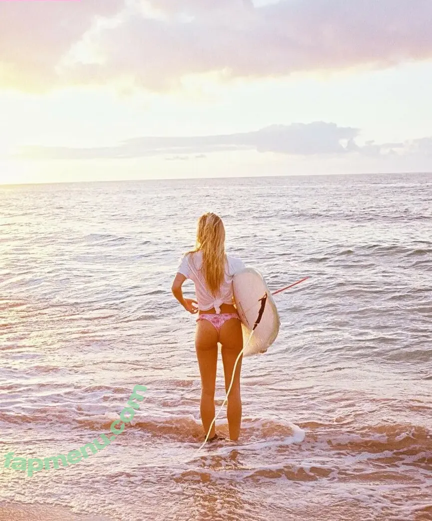 Alexis Ren nude photo #1950 (alexisren / alexisreng / alexxissren)