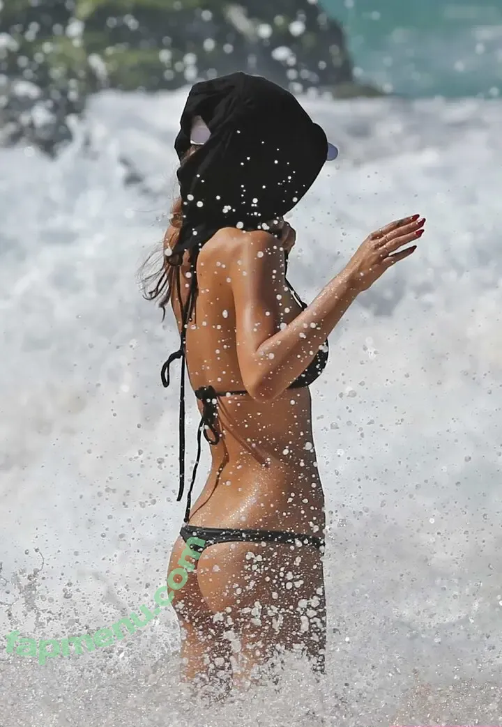 Alexis Ren nude photo #2002 (alexisren / alexisreng / alexxissren)