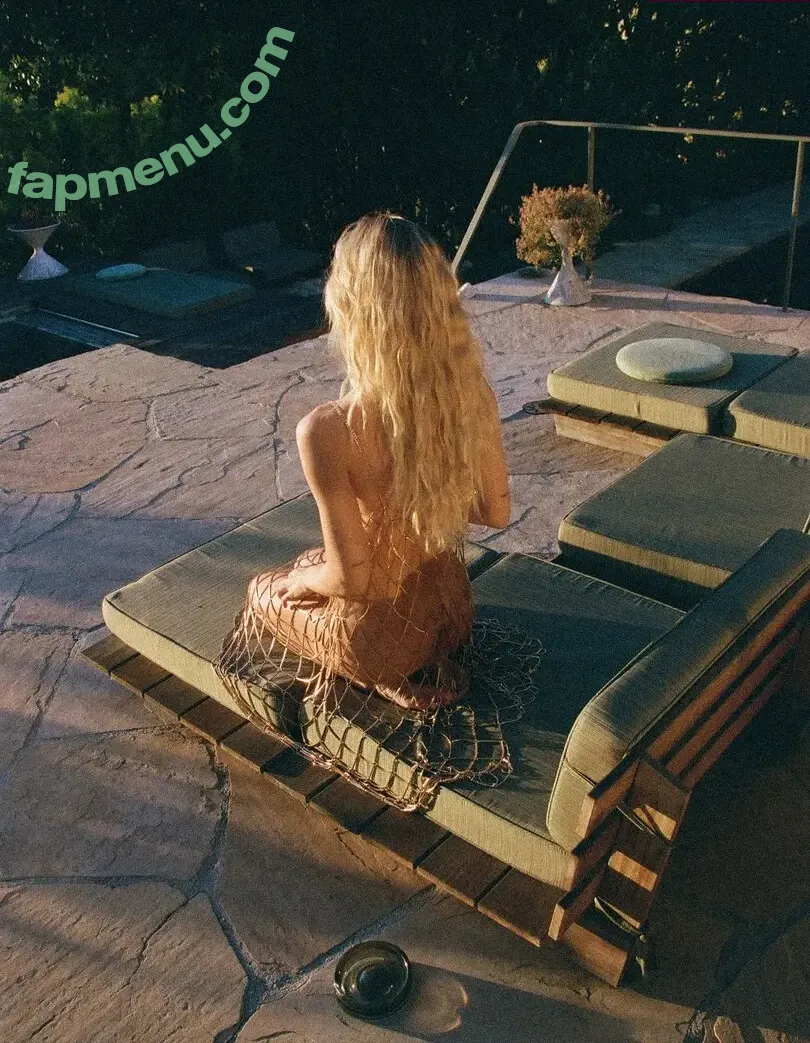 Alexis Ren nude photo #2218 (alexisren / alexisreng / alexxissren)