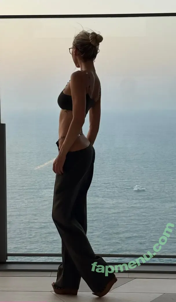 Alexis Ren nude photo #2222 (alexisren / alexisreng / alexxissren)