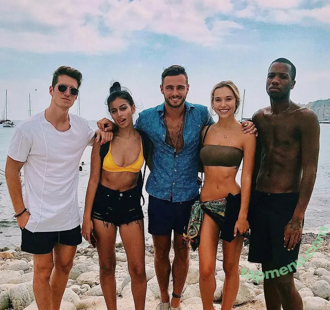 Alexis Ren nude photo #2304 (alexisren / alexisreng / alexisrenofficial / alexxissren)