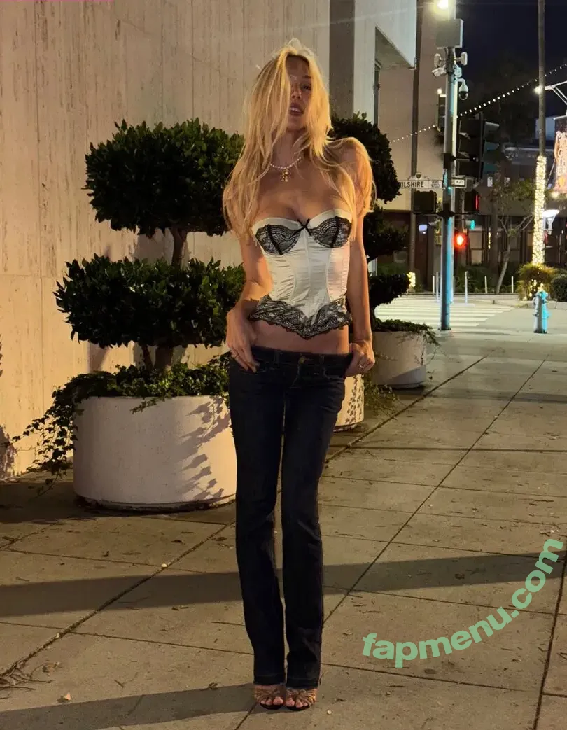 Alexis Ren nude photo #2325 (alexisren / alexisreng / alexisrenofficial / alexxissren)