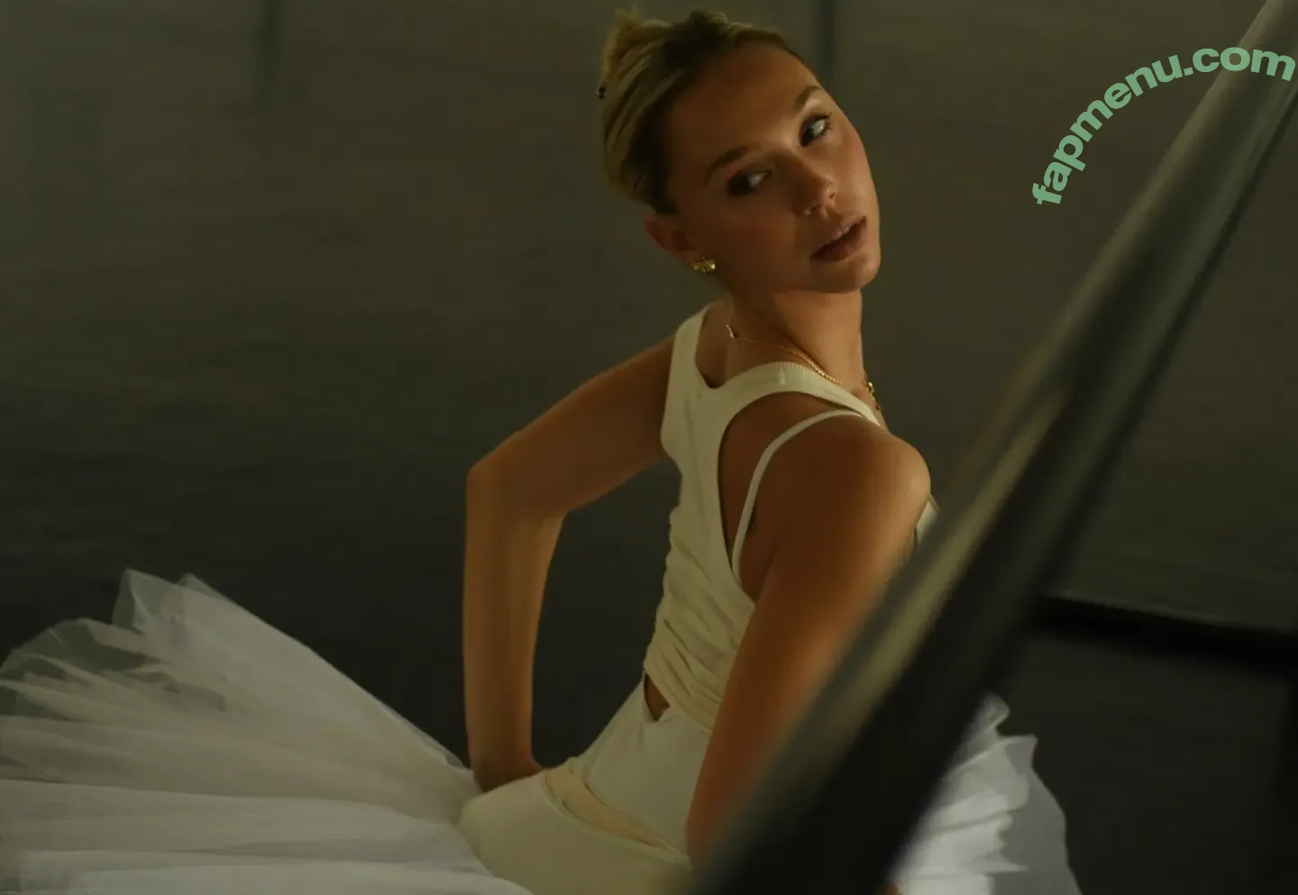 Alexis Ren nude photo #2352 (alexisren / alexisreng / alexisrenofficial / alexxissren)