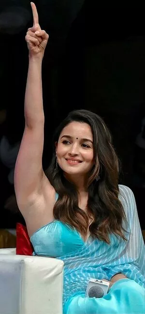 Alia Bhatt / aliaa08 / aliaabhatt nude photo #0036