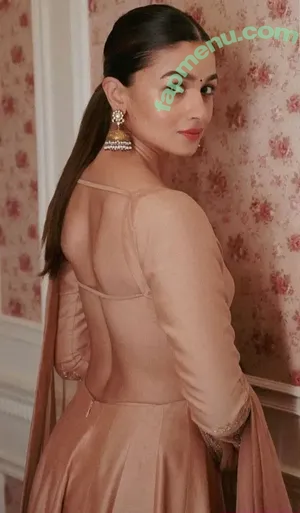 Alia Bhatt / aliaa08 / aliaabhatt nude photo #0069