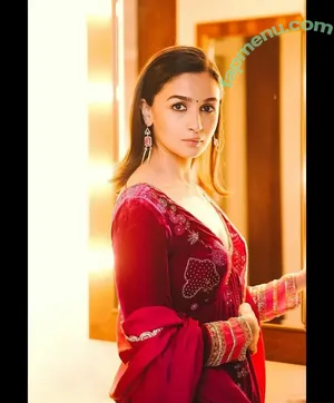 Alia Bhatt / aliaa08 / aliaabhatt nude photo #0070