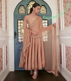 Alia Bhatt / aliaa08 / aliaabhatt nude photo #0077