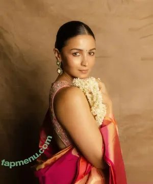 Alia Bhatt / aliaa08 / aliaabhatt nude photo #0079