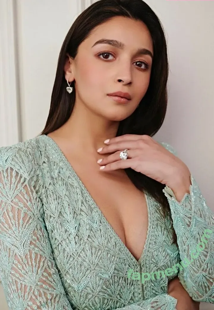 Alia Bhatt nude photo #0073 (aliaa08 / aliaabhatt)