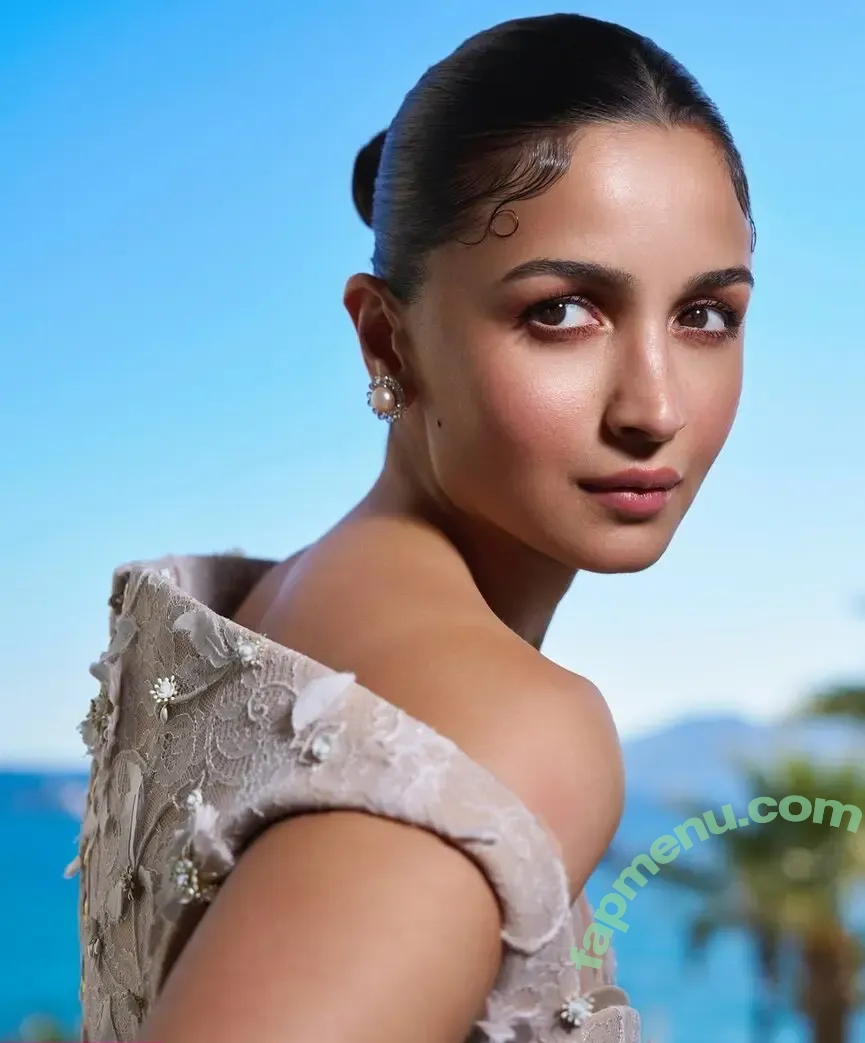 Alia Bhatt nude photo #0125 (aliaa08 / aliaabhatt)