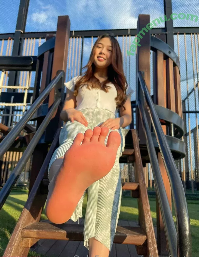 alice.feetze nude photo #0002 (alicemerton)