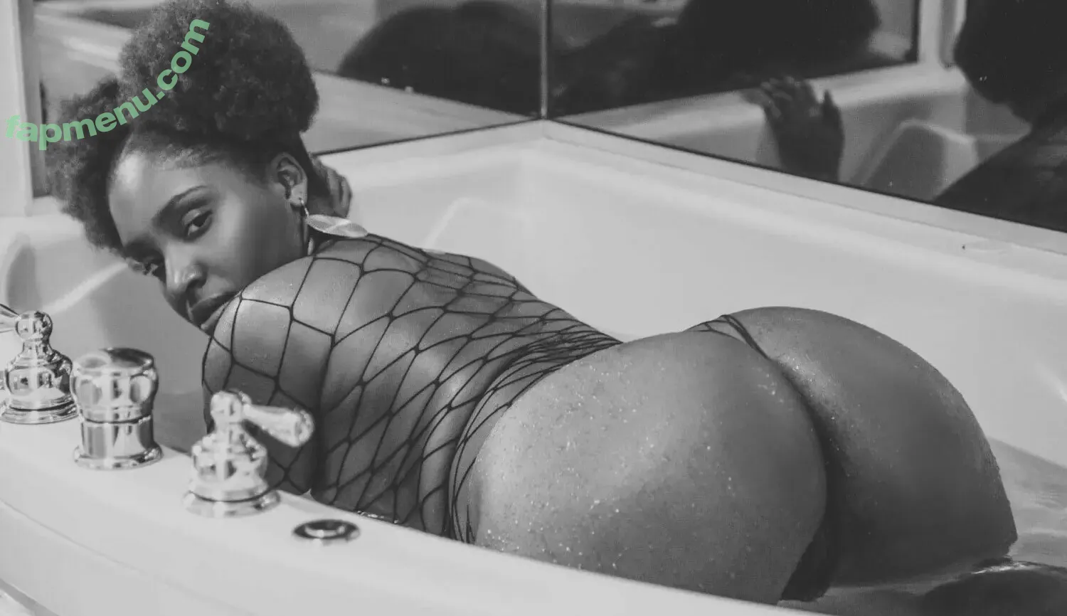 Alicenwndrlandd nude photo #0058 (alisonwonderland)