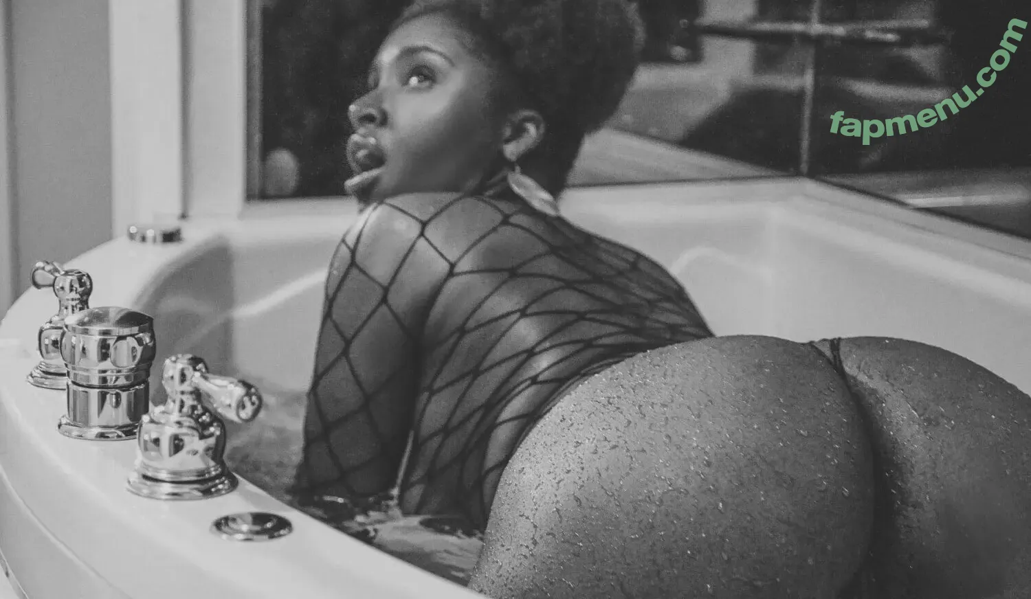 Alicenwndrlandd nude photo #0060 (alisonwonderland)