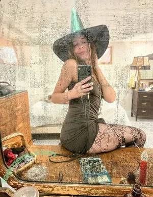 alicethroughwonderland / disneyalice nude photo #0001