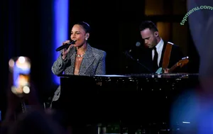 Alicia Keys / aliciakeys / ayxxxclusive nude photo #0338