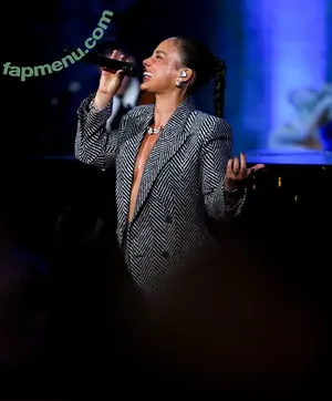 Alicia Keys / aliciakeys / ayxxxclusive nude photo #0339