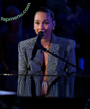 Alicia Keys / aliciakeys / ayxxxclusive nude photo #0341