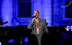 Alicia Keys / aliciakeys / ayxxxclusive nude photo #0347