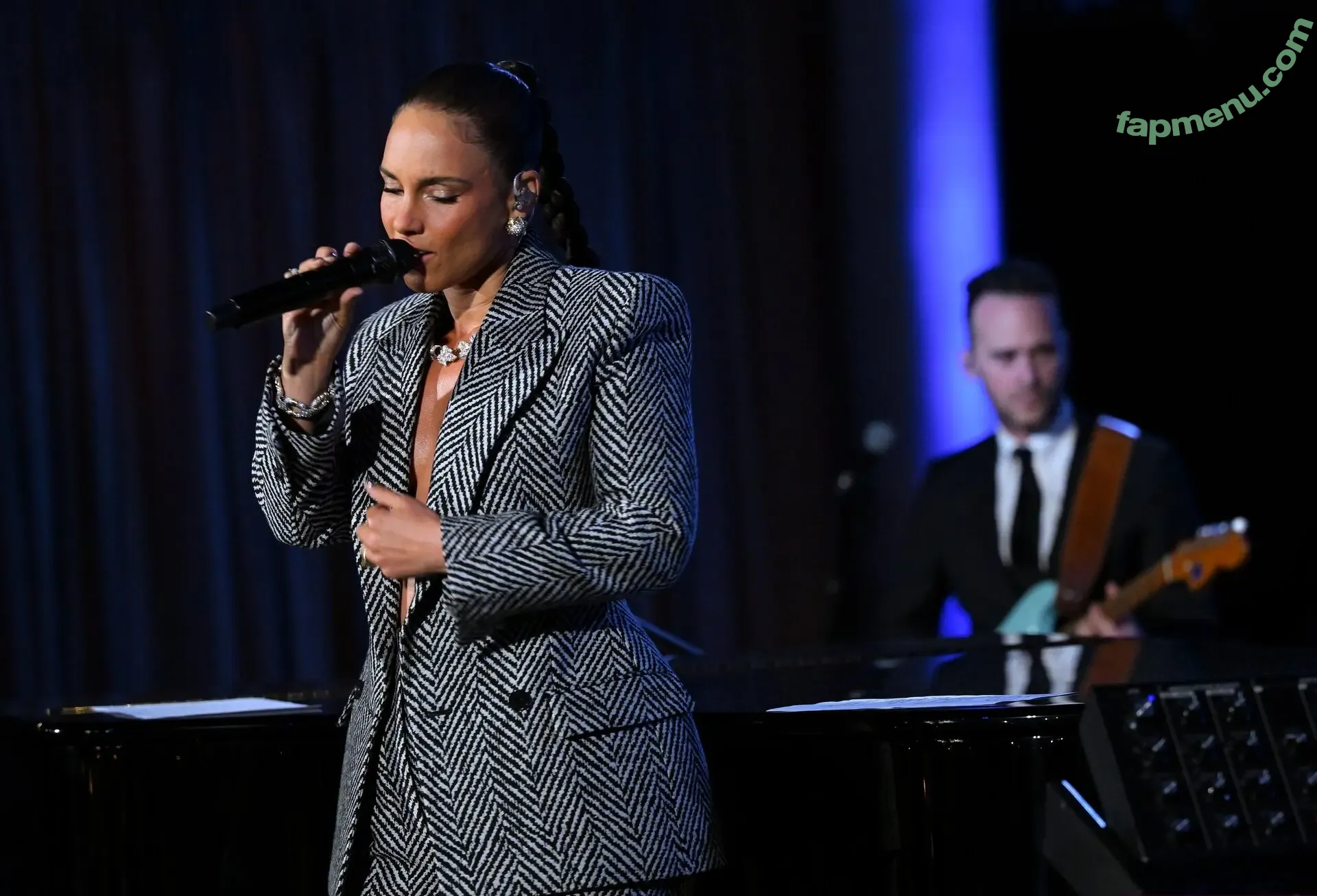 Alicia Keys nude photo #0333 (aliciakeys / ayxxxclusive)