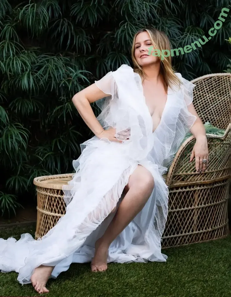 Alicia Silverstone nude photo #0325 (AliciaSilv / aliciasilverstone)