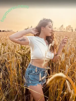 aliimperiale / aliimp_mixed_media nude photo #0051